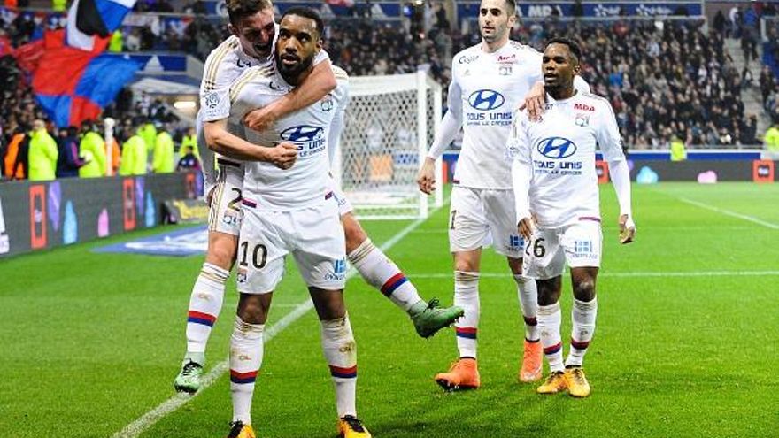 Gaëtan Perrin y Alexandre Lacazette (10) se encargaron de la ofensiva del Lyon