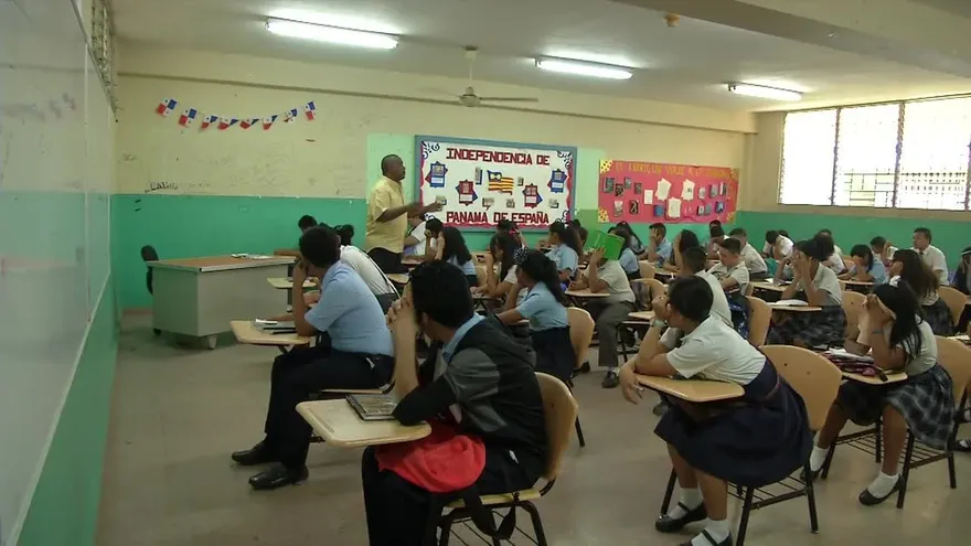 Los niños migrantes que buscan superarse en las escuelas públicas del país