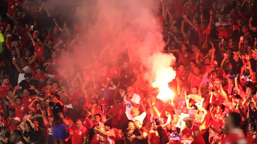 Fanáticos de la Selección de Panamá dentro del estadio Rommel Fernández Gutiérrez