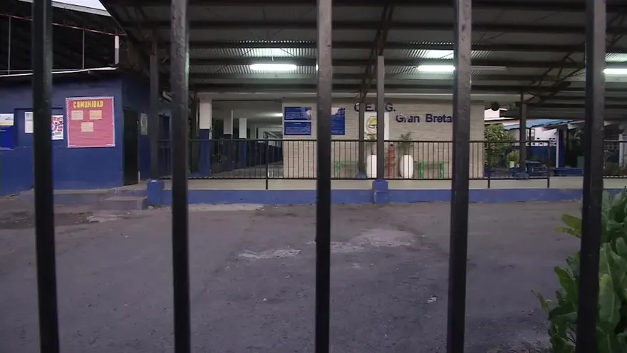 Estudiantes de escuela Gran Bretaña regresan a clases