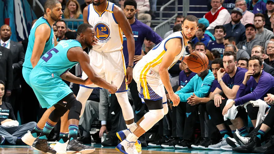 Acción del partido entre los Warriors y los Hornets
