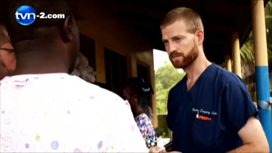 Médico infectado con ébola llega a Atlanta