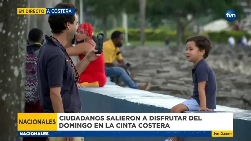 Familias aprovechan el soleado domingo para caminar en la Cinta Costera.
