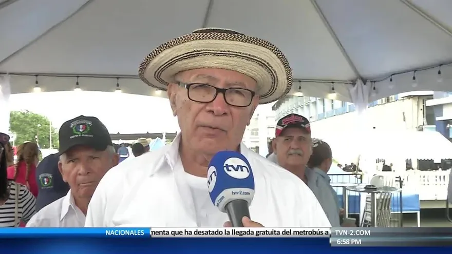 Veteranos policías participan de los desfiles en Colón