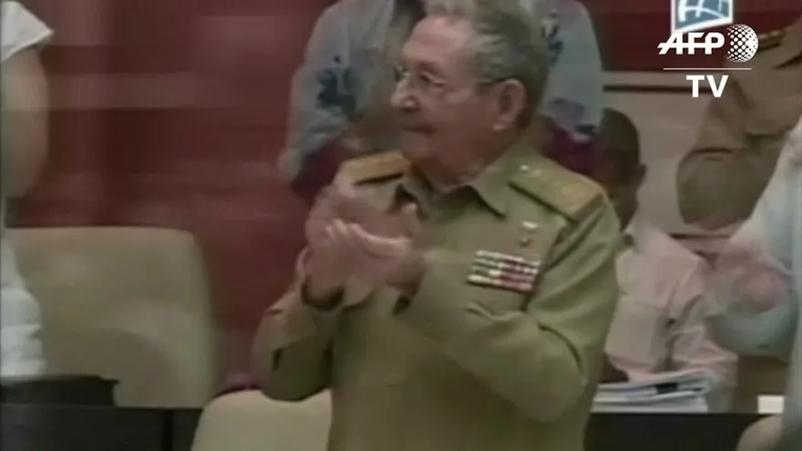 Raúl Castro pide a cubanos reducir gastos pero rechaza crisis