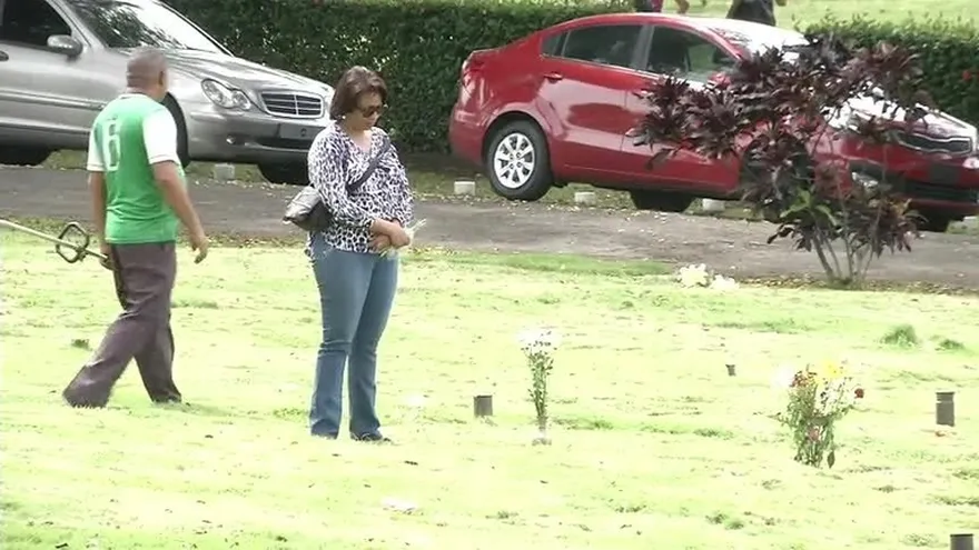 Panameños visitan a sus madres en el cementerio