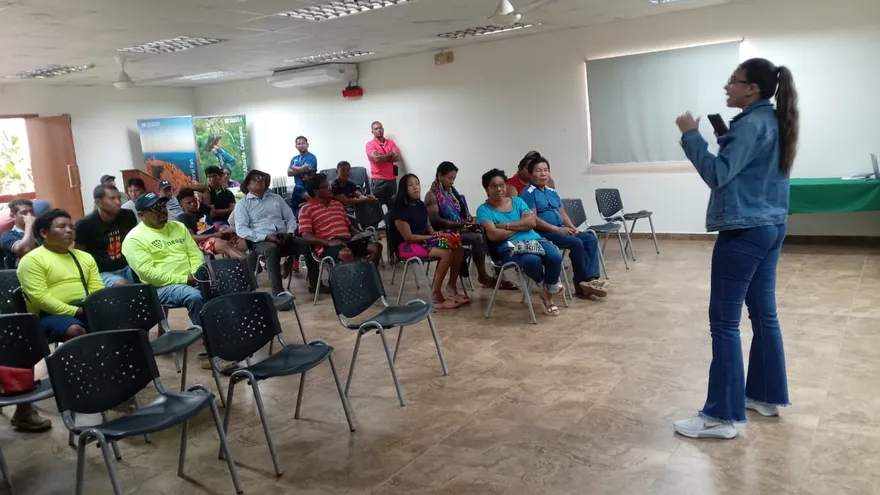 MiAMBIENTE establece diálogo con operadores de transporte acuático en el Parque Nacional Chagres.