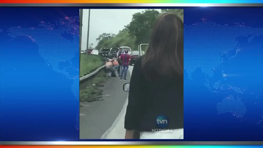 Dos hombres se golpean en la vía Centenario