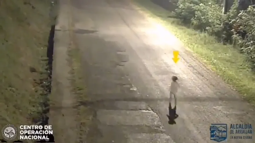 La imagen de la niña que deambulaba sola en una vía de Arraiján