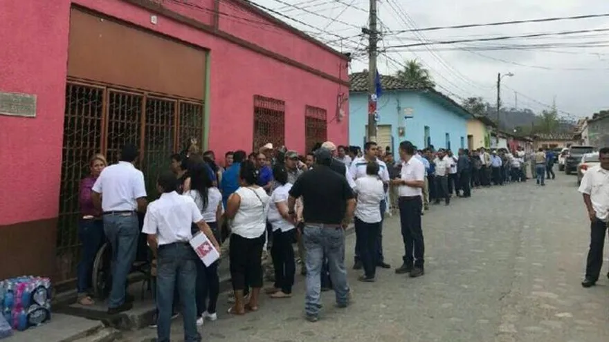 Hondureños votan en primarias para escoger candidatos. Fotografía @JuanOrlandoH
