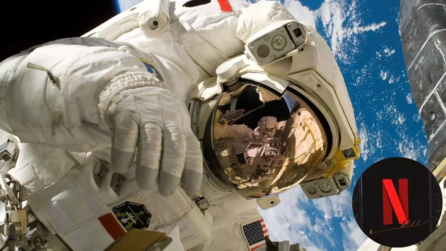Imagen con fines ilustrativos de un astronauta y el logo de la plataforma streaming, Netflix.