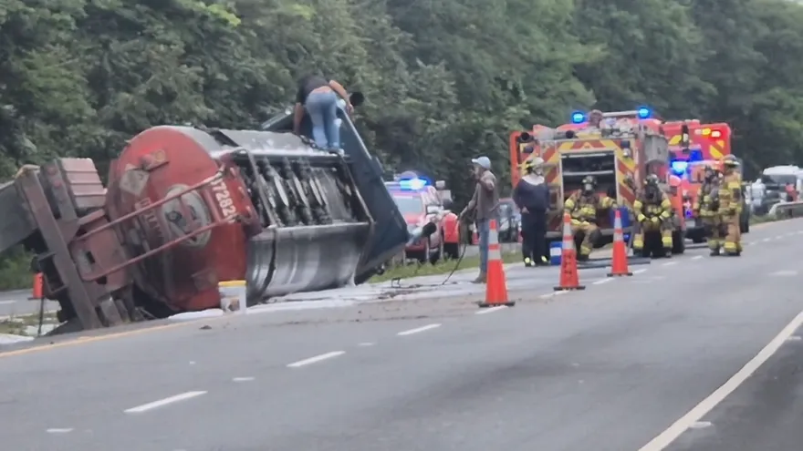 Bomberos de Nata y Aguadulce trabajan en la contención del derrame del combustible.