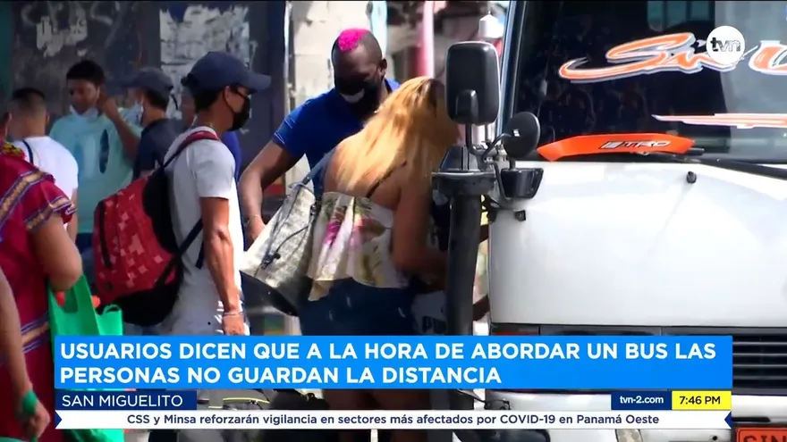 Usuarios entre el miedo y la necesidad abordan el transporte público