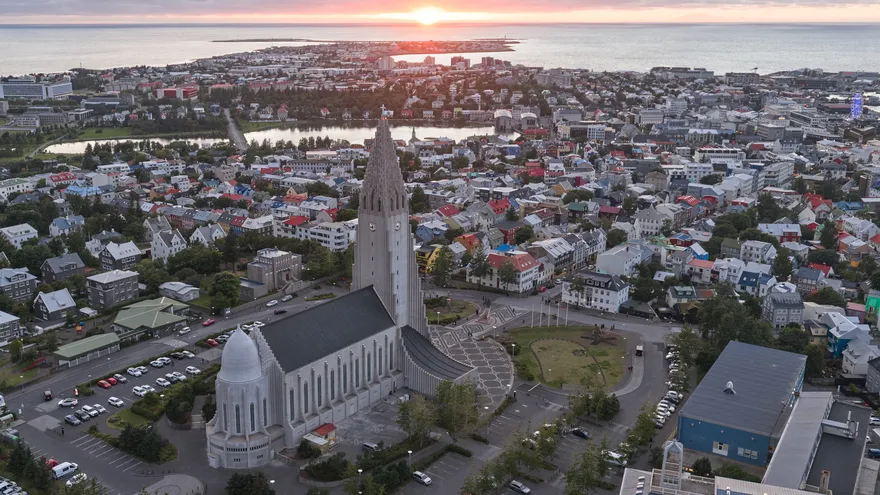 Panorámica de Reikiavik, Islandia, con la iglesia Hallgrímskirkja, la más grande de Islandia, destacándose sobre el horizonte de la capital.