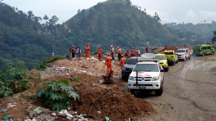 Personal de Coordinadora Nacional para la Reducción de Desastres de Guatemala. Mitigación, Preparación, Respuesta y Recuperación (Conred) atiende una emergencia