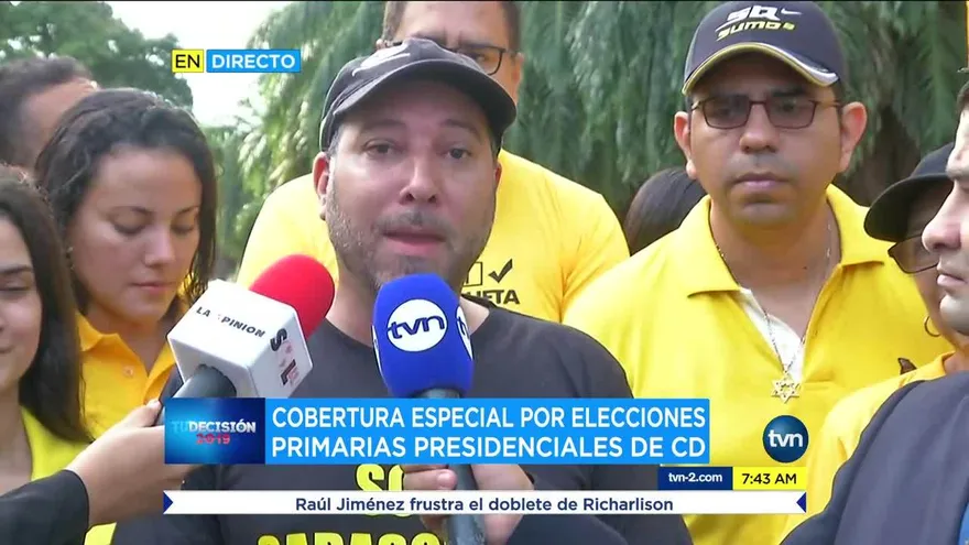 El candidato Rodrigo Sarasqueta ejerce su voto