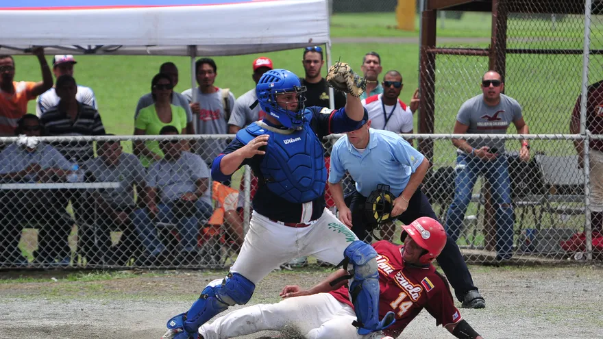 Carlos Sequera, de Venezuela, se desliza en el plato