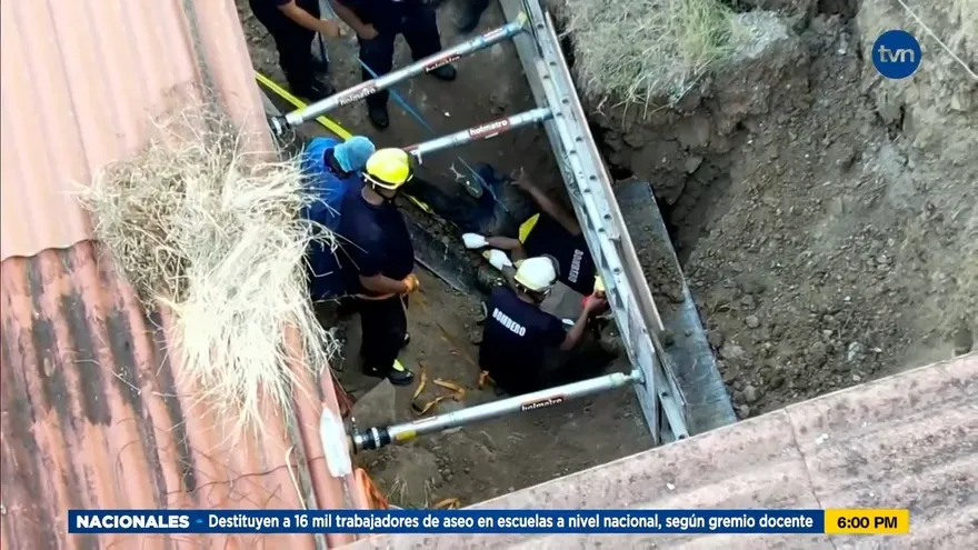 Bomberos en labores de rescate de hombre atrapado en derrumbe