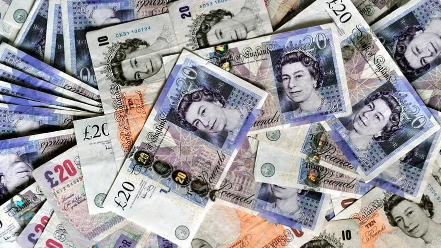 Imagen de un montón de billetes de libras esterlinas, Londres, Reino Unido.