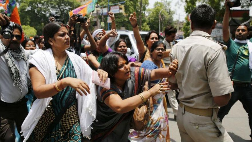 India arresta 3er sospechoso de violar a chicas
