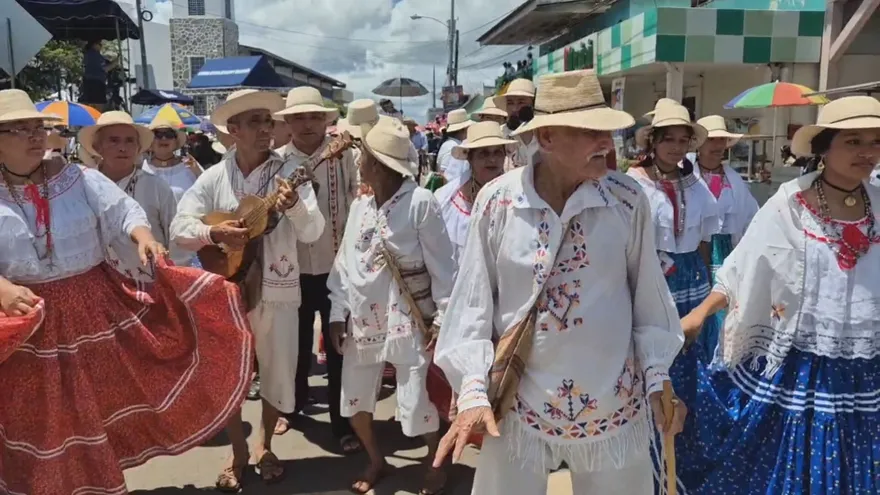 Festival del Manito cierra con vistoso desfile