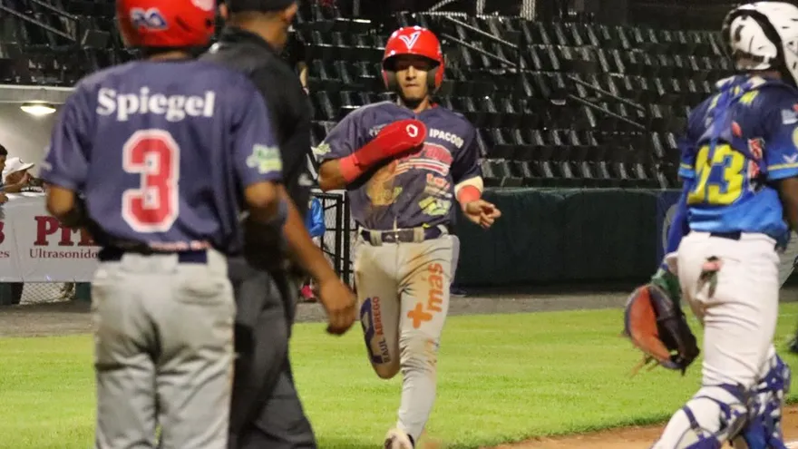 Equipos de béisbol juvenil de Veraguas y Colón en acción