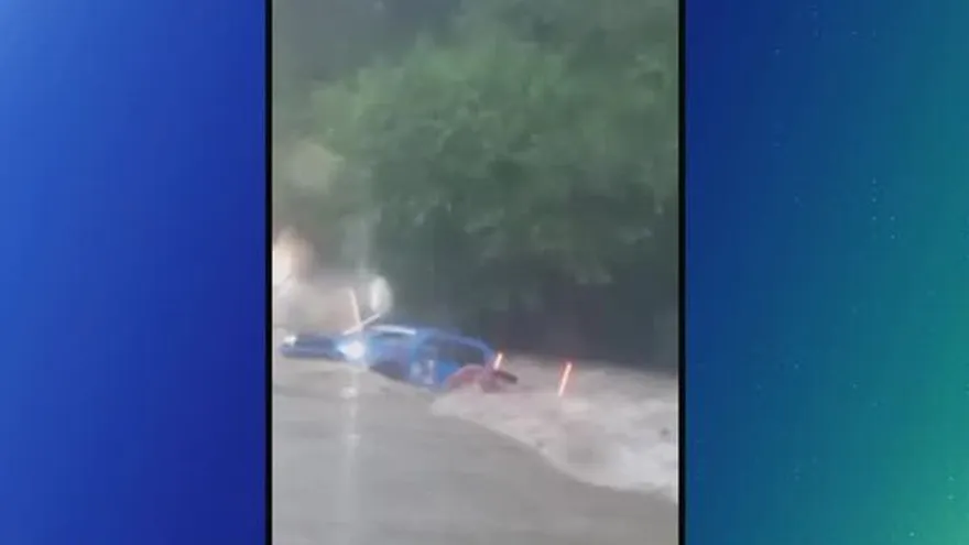 Vehículo es arrastrado por un río en Tortí