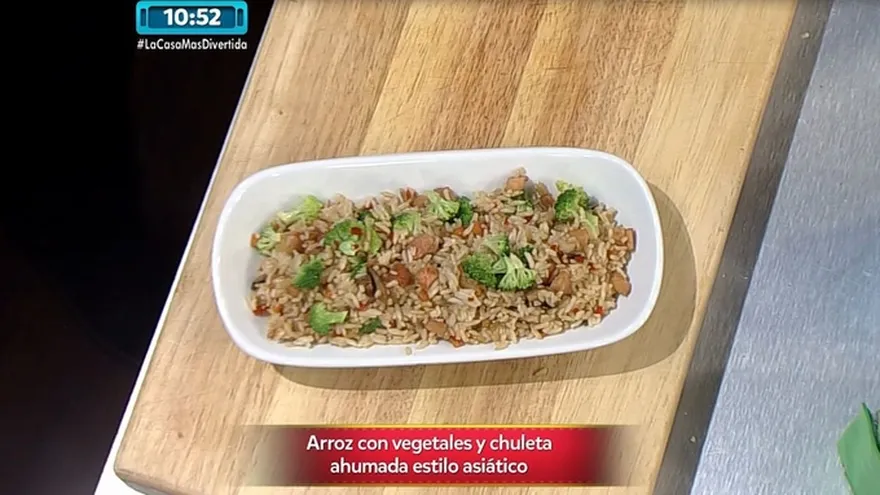 Arroz con vegetales y chuleta ahumada estilo asiático