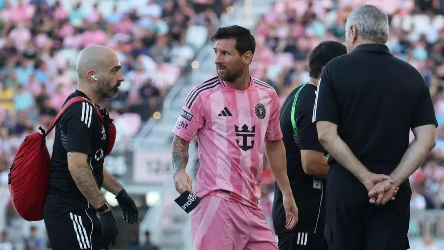 Lionel Messi (c) sale de la cancha durante el partido de Leagues Cup entre Inter Miami y Necaxa