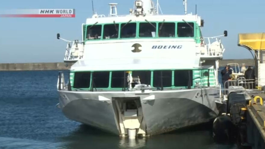 Fotografía de NHK Japón, del ferry que colisionó este sábado 9 de marzo con un animal marino, se presume sea una ballena.