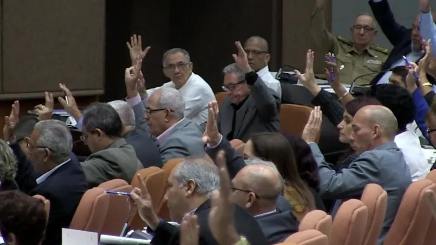 Sí a mercado, sin casamiento gay: Cuba alista nueva Constitución