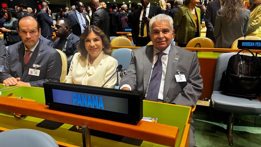 De izquierda a derecha: el canciller Javier Martínez-Acha, la primera dama Maricel de Mulino y el presidente de la República, José Raúl Mulino en la ONU