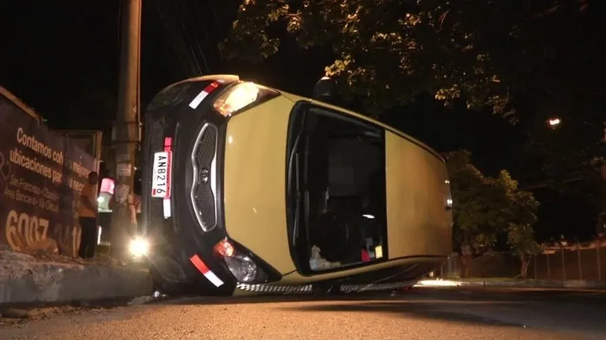 Taxistas, involucrados en accidente de tránsito y vuelco