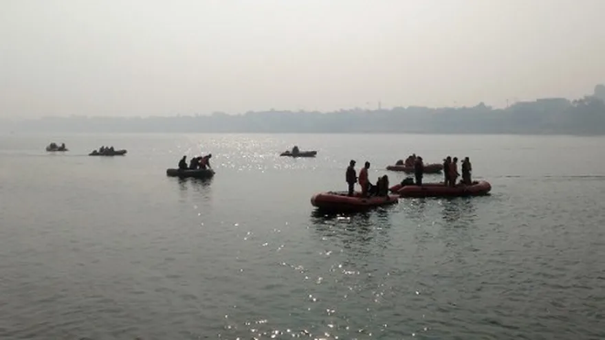 Los trabajadores de rescate indios buscan víctimas de un accidente de barco en el río Ganges cerca de Patna.