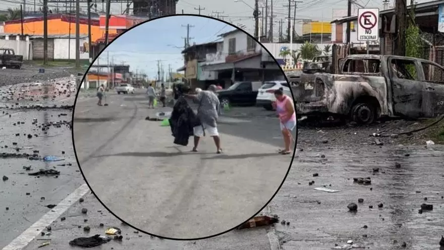 Las personas con escoba en mano limpiaron y recogieron escombros en las calles