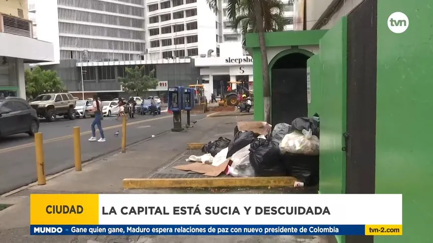 Vendedores y peatones opinan sobre la cantidad de basura en la peatonal