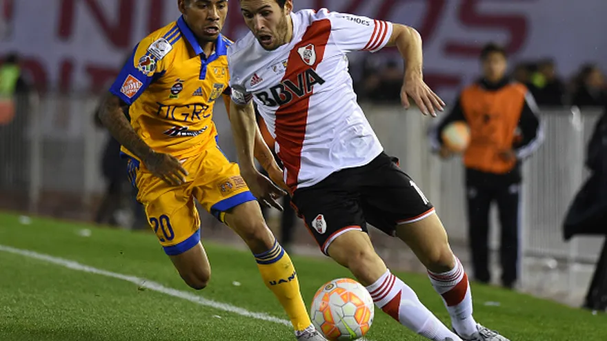 Camilo Mayada controla la pelota