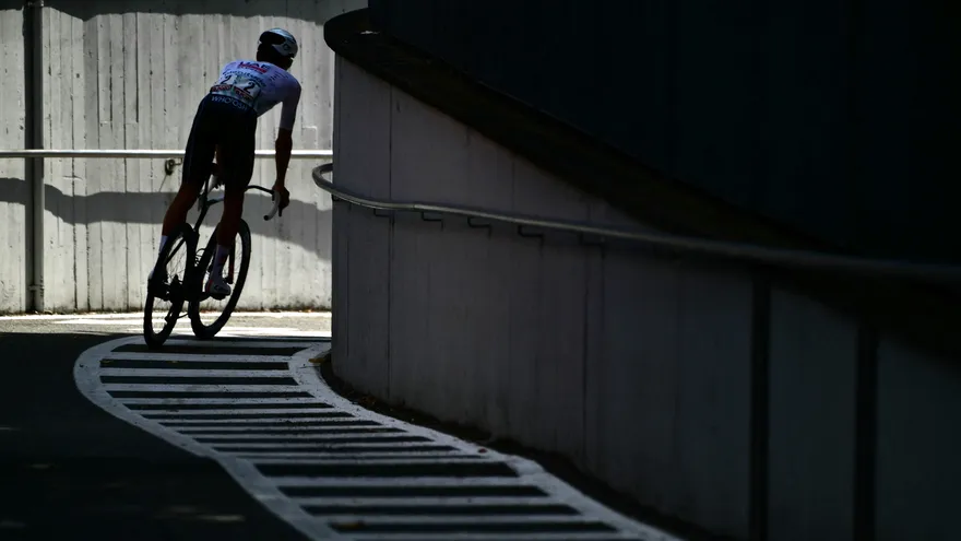 Incidentes marcan el inicio de la Vuelta a España 2025.