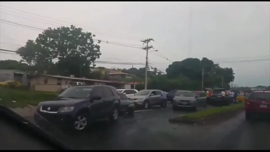 Un auto invade carril y genera accidente múltiple en Villa Zaíta