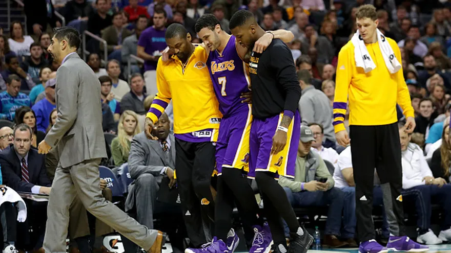 Larry Nance Jr (7) se lesionó durante el partido entre los Lakers y los Hornets
