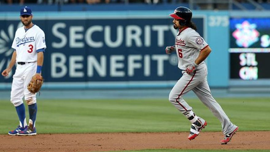 Anthony Rendón (6) recorre las bases tras conectar un cuadrangular ante los Dodgers