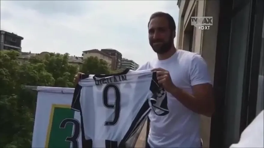 Gonzalo Higuaín fue recibido por una multitud en Turín