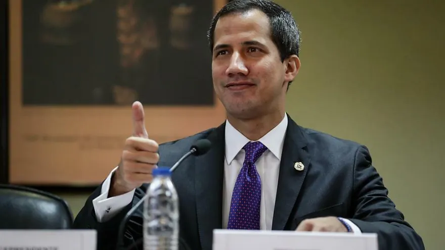El presidente de la Asamblea Nacional (AN) de Venezuela, Juan Guaidó, participa en una sesión para debatir sobre el agravamiento de la emergencia humanitaria este martes, en Caracas (Venezuela).