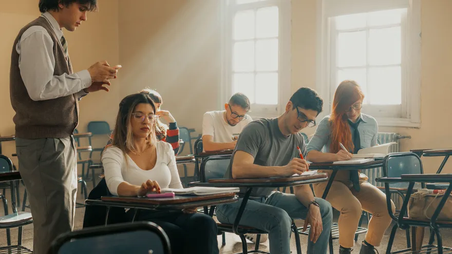 Jóvenes universitarios tomando una clase