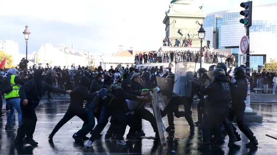 Protestas de estudiantes en París en enfrentamiento con la policía en París.
