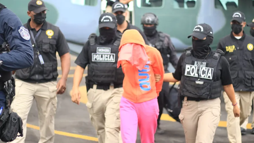 Momento de la aprehensión de la exfuncionaria del Órgano Judicial vinculada a una investigación de delincuencia organizada. Archivo 2022