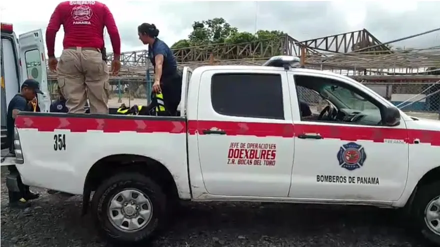 Miembros del Cuerpo de Bomberos durante el rescate de los estudiantes en Bocas del Toro