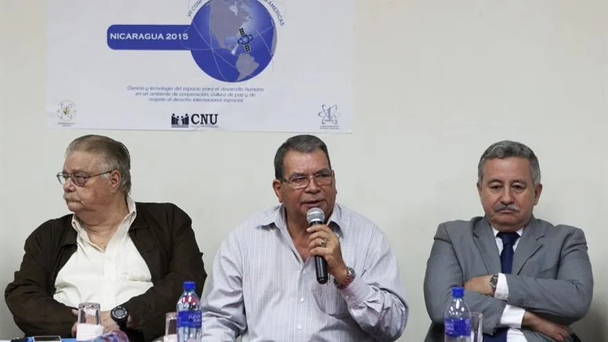 El secretario privado para Políticas Públicas, Paul Oquist; el vicepresidente de Nicaragua, Omar Halleslevens, y el presidente del Consejo Nacional de Universidades (CNU), Telémaco Talavera, durante una rueda de prensa de la VII Conferencia Espacial de las Américas (CEA), que tendrá lugar del 17 al 19 de noviembre en Managua (Nicaragua).