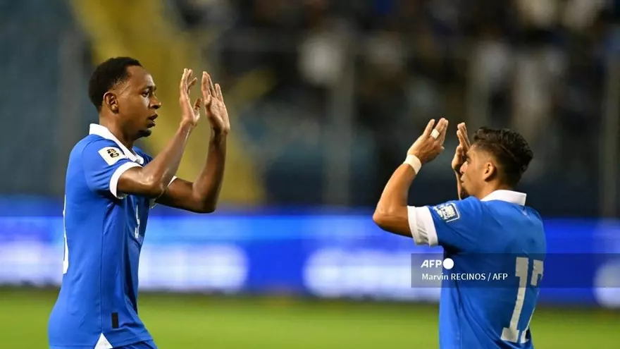 Jugadores de la selección de El Salvador Brayan Gil y Jairo Henriquez