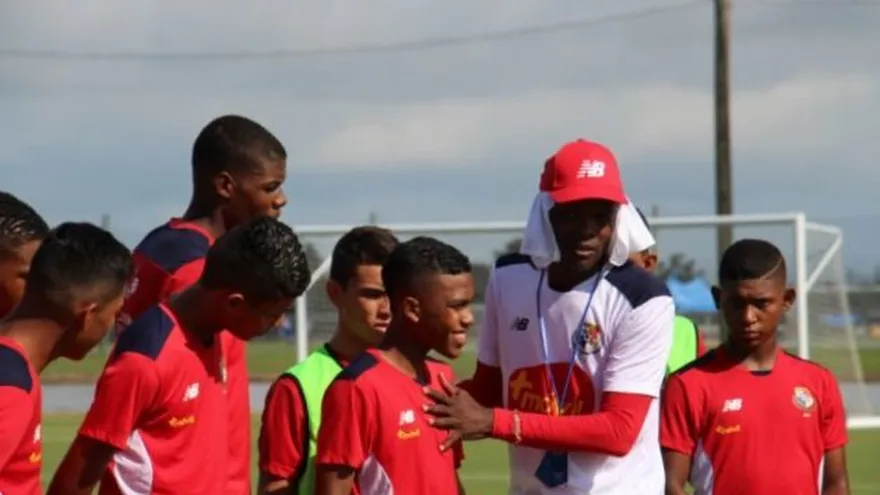 Jorge Luis Dely Valdés, junto a su grupo | Agencias